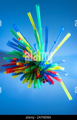 Bunte strohhalme aus Plastik in einem glas Foto Stock