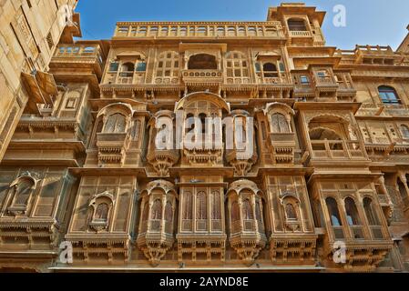 Facciata di bella ornata Patwon Ki Haveli, Jaisalmer, Rajasthan, India Foto Stock