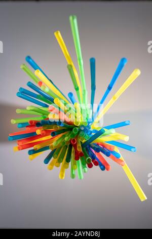 Bunte strohhalme aus Plastik in einem glas Foto Stock