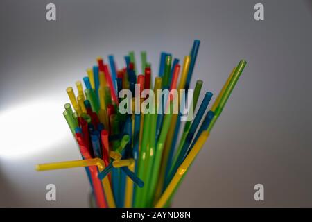 Bunte strohhalme aus Plastik in einem glas Foto Stock