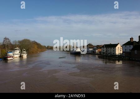 Upton On Severn, Worcestershire, Regno Unito.02.16.2020. Alluvione acque e detriti sul fiume Severn da Storm Dennis. Foto Stock