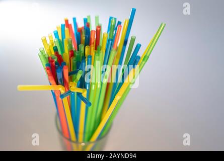 Bunte strohhalme aus Plastik in einem glas Foto Stock