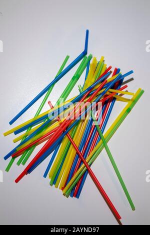 Bunte strohhalme aus Plastik in einem glas Foto Stock