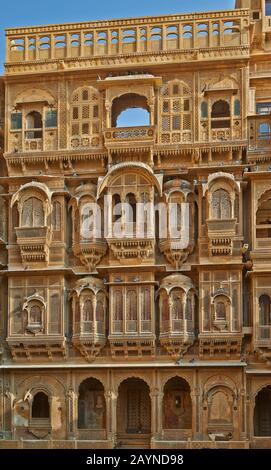 Facciata di bella ornata Patwon Ki Haveli, Jaisalmer, Rajasthan, India Foto Stock