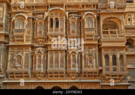 Facciata di bella ornata Patwon Ki Haveli, Jaisalmer, Rajasthan, India Foto Stock