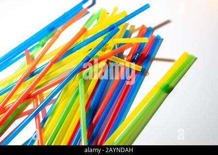 Bunte strohhalme aus Plastik in einem glas Foto Stock