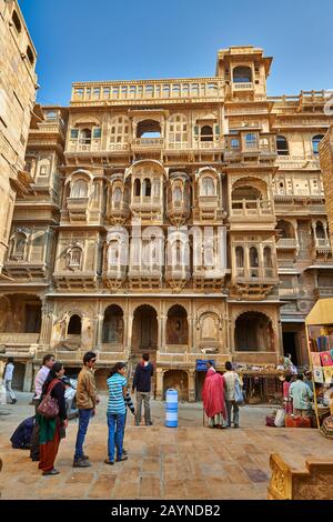 Facciata di bella ornata Patwon Ki Haveli, Jaisalmer, Rajasthan, India Foto Stock