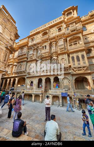 Facciata di bella ornata Patwon Ki Haveli, Jaisalmer, Rajasthan, India Foto Stock