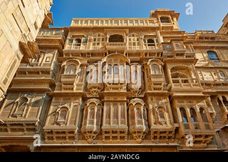 Facciata di bella ornata Patwon Ki Haveli, Jaisalmer, Rajasthan, India Foto Stock