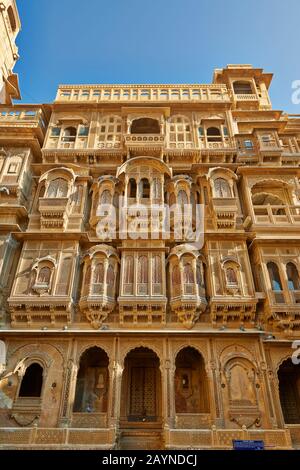 Facciata di bella ornata Patwon Ki Haveli, Jaisalmer, Rajasthan, India Foto Stock