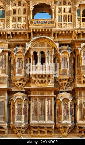 Facciata di bella ornata Patwon Ki Haveli, Jaisalmer, Rajasthan, India Foto Stock