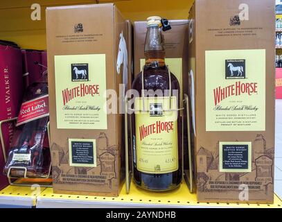 Samara, Russia - 16 febbraio 2020: White Horse whiskey nella grande bottiglia pronta per la vendita sullo scaffale in superstore. Bevande alcoliche varie in bottiglia Foto Stock