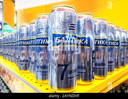 Samara, Russia - 16 febbraio 2020: Baltika 7 birra alcolica in lattine metalliche pronta per la vendita sul ripiano del supermercato. Bevande alcoliche varie in bottiglia Foto Stock