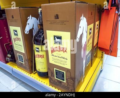 Samara, Russia - 16 febbraio 2020: White Horse whiskey nella grande bottiglia pronta per la vendita sullo scaffale in superstore. Bevande alcoliche varie in bottiglia Foto Stock