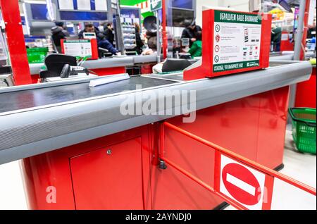 Samara, Russia - 15 febbraio 2020: Passaggio chiuso vicino al registratore di cassa in una catena ipermercato Karusel Foto Stock