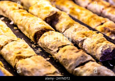 Stallo ungherese Strudel presso il mercato centrale (Nagyvásárcsarnok), Budapest, Ungheria Foto Stock