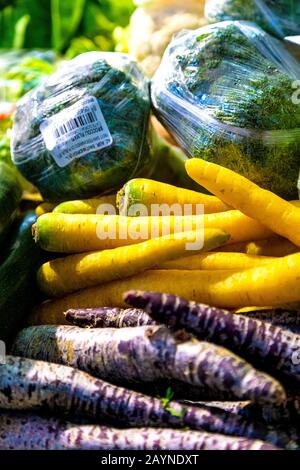 Bancarella di verdure speciali al mercato centrale (Nagyvásárcsarnok), Budapest, Ungheria Foto Stock