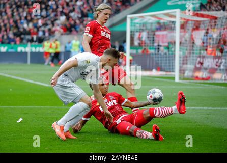 Koeln, Germania, RheinEnergieStadion, 16th Feb 2020: Joshua Kimmich di Muenchen sfida Kingsley Ehizibue di Koeln durante la prima partita della Bundesliga 1.FC Koeln contro FC Bayern Muenchen nella stagione 2019/2020. Le normative DFL vietano l'uso di fotografie come sequenze di immagini e/o quasi-video. Credit: Mika Volkmann/Alamy Live News Foto Stock