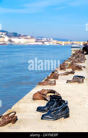 Scarpe sulla sponda del Danubio memorial, Budapest, Ungheria Foto Stock