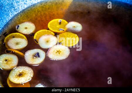 VIN brulé bianco con fette di mela e arancia e chiodi di garofano al mercato di Piazza Szabadsag, Budapest, Ungheria Foto Stock