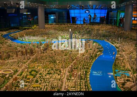 Parti di un modello su vasta scala della città di Shanghai al Shanghai Urban Planning Exhibition Centre di Shanghai, Cina. Foto Stock