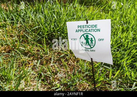 Miami Beach Florida, pesticida applicazione segno di avvertimento simbolo erba, Foto Stock