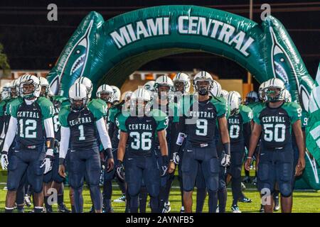 Miami Florida,Liberty City,Miami Dade College North Campus,Stadio Traz Powell,partite di football delle scuole superiori,Central vs South Dade,giocatori neri,Stud Foto Stock