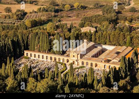 Veduta aerea del cimitero di Montepulciano, Toscana, Italia Foto Stock