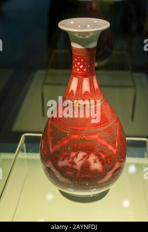 Vaso dal 1316 d.C. (Dinastia Ming) in una mostra al Museo di Shanghai, un museo di antica arte cinese, situato sulla Piazza dei popoli nella Huangpu Foto Stock