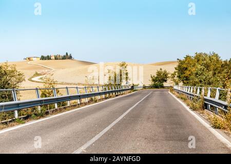 Paesaggio con strada in Toscana, Italia Foto Stock