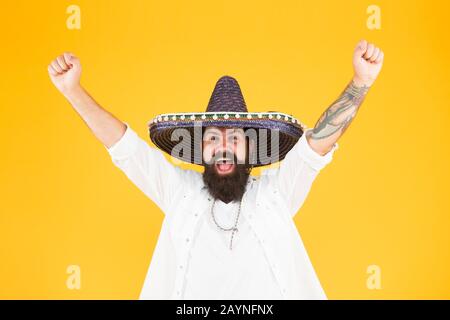 Temperamento energetico messicano. Festeggiate la tradizionale vacanza messicana. Cinco de Mayo. Giornata Messicana Dei Morti. 5th di maggio. Divertimento. Festeggiate fiesta. Felice uomo in un sombrero messicano. Un cappello di paglia ricordo. Foto Stock