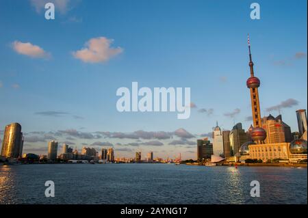 Vista dal Bund del fiume Huangpu e dalla Torre della Televisione Oriental Pearl a Pudong, Shanghai, Cina, Foto Stock