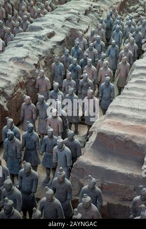 Panoramica dell'Armata di Terracotta nel Museo dei Guerrieri e dei cavalli di Terracotta, che espone la collezione di sculture in terracotta raffiguranti il Th Foto Stock