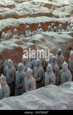 Panoramica dell'Armata di Terracotta nel Museo dei Guerrieri e dei cavalli di Terracotta, che espone la collezione di sculture in terracotta raffiguranti il Th Foto Stock