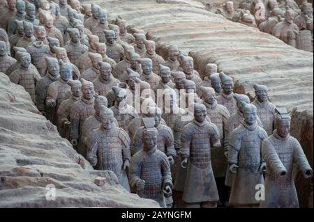 Panoramica dell'Armata di Terracotta nel Museo dei Guerrieri e dei cavalli di Terracotta, che espone la collezione di sculture in terracotta raffiguranti il Th Foto Stock