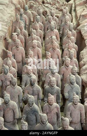 Panoramica dell'Armata di Terracotta nel Museo dei Guerrieri e dei cavalli di Terracotta, che espone la collezione di sculture in terracotta raffiguranti il Th Foto Stock