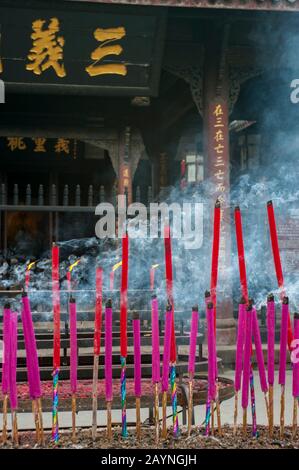 Offerte di incenso al Tempio Sanyi, al Monastero di Wu Hou a Chengdu, provincia di Sichuan in Cina. Foto Stock