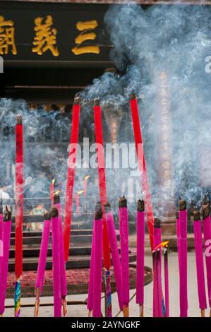 Offerte di incenso al Tempio Sanyi, al Monastero di Wu Hou a Chengdu, provincia di Sichuan in Cina. Foto Stock