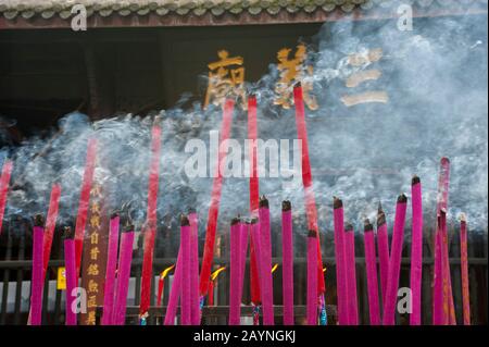 Offerte di incenso al Tempio Sanyi, al Monastero di Wu Hou a Chengdu, provincia di Sichuan in Cina. Foto Stock