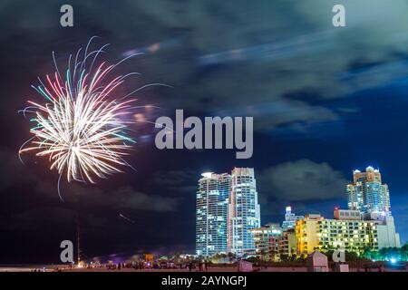 Miami Beach Florida, Capodanno, fuochi d'artificio di mezzanotte, notte, burst, alto edificio, edifici condominali, skyline della città, FL101231068 Foto Stock