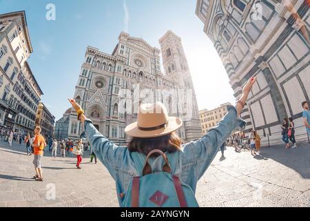 19 OTTOBRE 2018, FIRENZE, ITALIA: Cattedrale di Firenze con folle di turisti su una piazza Foto Stock