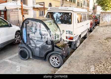 19 OTTOBRE 2018, FIRENZE, ITALIA: Piccola auto parcheggiata in strada. Foto Stock