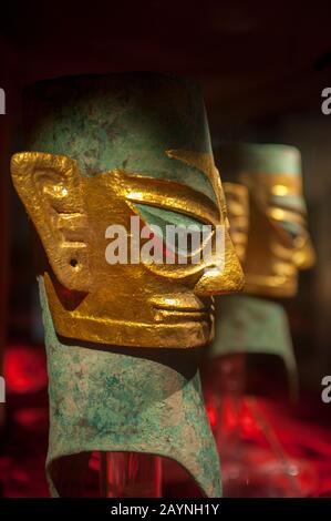 Una testa umana in bronzo con maschera d'oro del 12th secolo a.C. nella mostra di antichi manufatti al Museo Sanxingdui di Sanxingdui vicino a Chengdu, S. Foto Stock