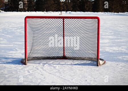 Vista su una rete da hockey su una pista all'aperto Foto Stock