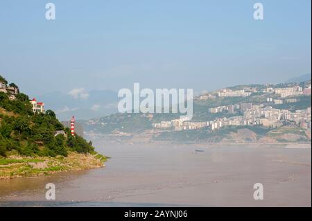 Un marcatore di navigazione sulla riva del fiume a Wushan City vicino alla Gola di Wu (Tre Gole) sul fiume Yangtze, Cina. Foto Stock