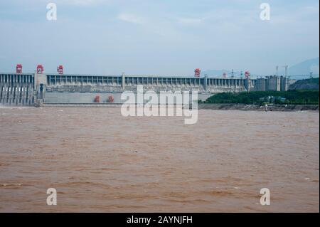 Vista della Diga Delle Tre Gole dal Three Gorges Dam Memorial Park, lungo il fiume Yangtze presso la Gola Xiling (Tre Gole) in Cina. Foto Stock