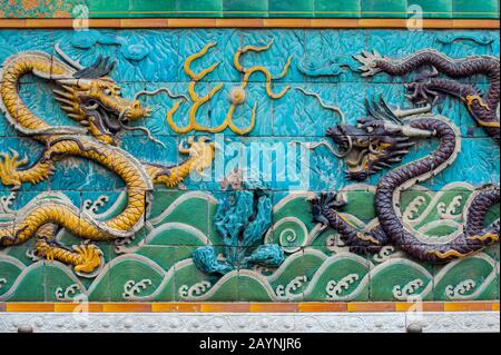 Dettaglio di un drago al Nine-Dragon Wall (Schermo Nine-Dragon) nella Città Proibita, a Pechino, Cina. Foto Stock