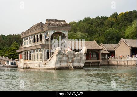 Vista della barca in marmo sul Lago di Kunming con Longevity Hill al Palazzo d'Estate, che era il giardino imperiale nella Dinastia Qing, a Pechino, Cina Foto Stock