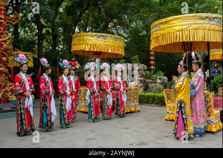 Il personale del ristorante del Bai Jia da Yuan Restaurant a Pechino, Cina, vestito con costumi storici. Foto Stock