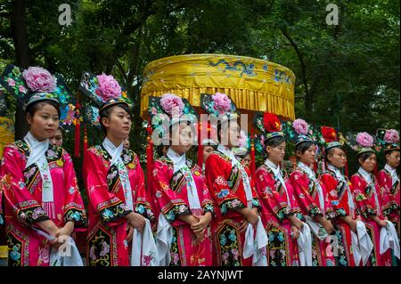 Il personale del ristorante del Bai Jia da Yuan Restaurant a Pechino, Cina, vestito con costumi storici. Foto Stock